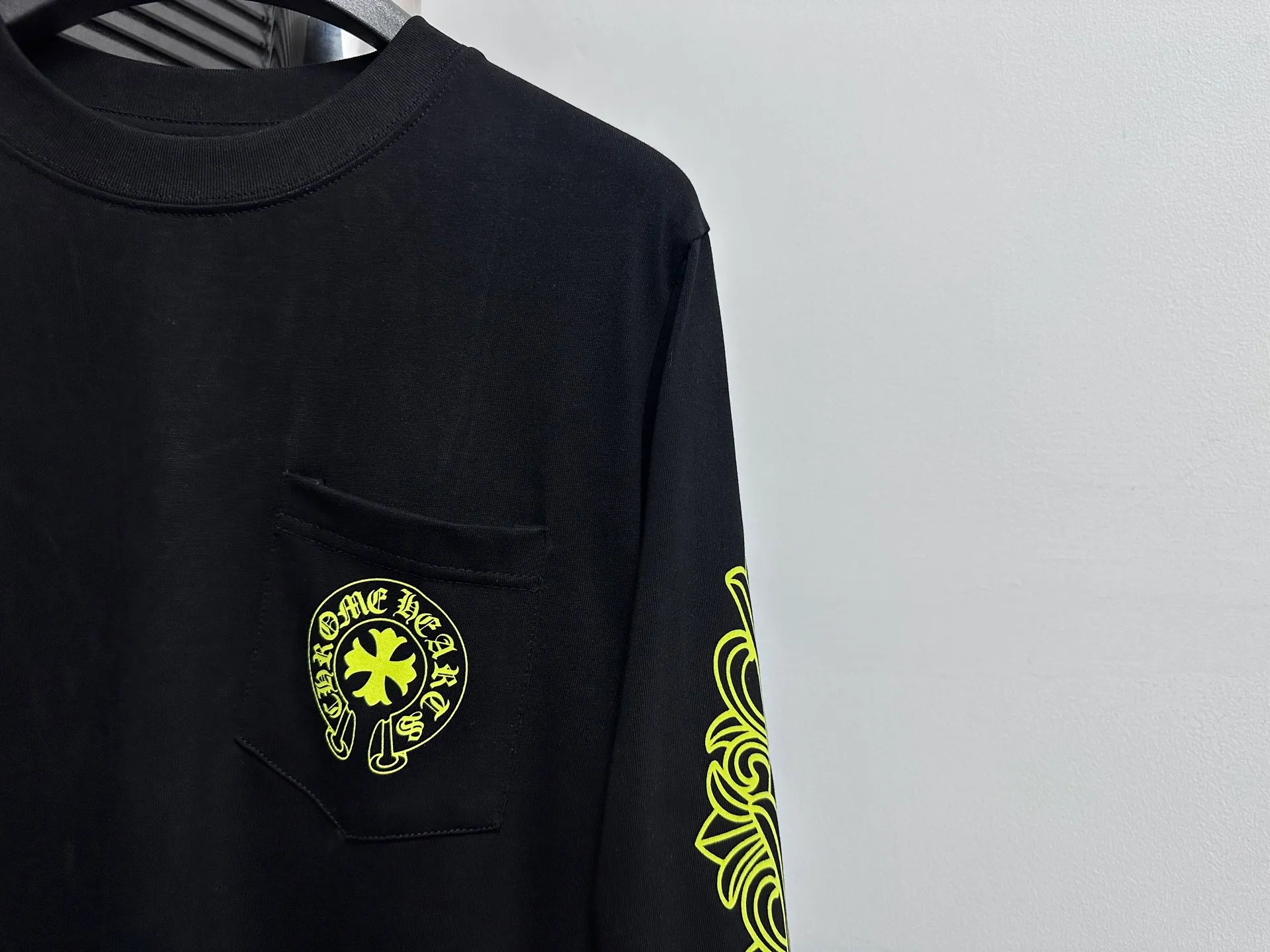 🅿️230 [Come Hearts] Crow Heart Graffiti Letters Limited Sanskrit Printed Long Sleeves, High Weight Threads on Collar and Cuffs, Custom Weaved and Dyed 280g Double Yarn Pure Cotton Fabric, Washed Anti-Counterfeiting Tags and other auxiliary labels are all correct versions, super conspicuous, super pretty, super stylish, same style for men and women! The overall upper body highlights fashion and individuality, and when worn together by a couple, it is a recommended T-shirt by the Street Ace!! Same style for men and women Size: XS-L
